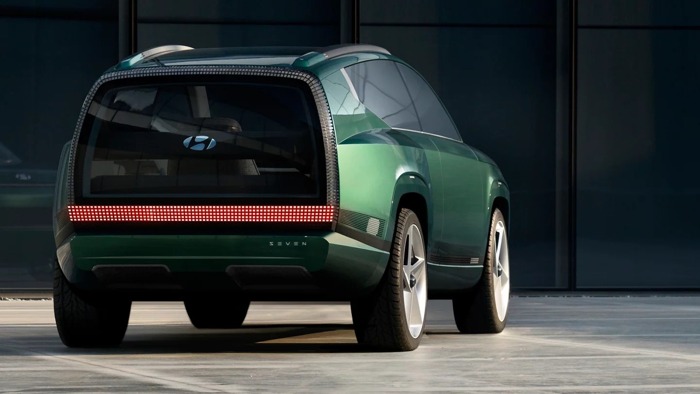 The rear window of the Concept SEVEN offered a generous view outside and was bordered with a thick strip of tail lights and blinkers. 