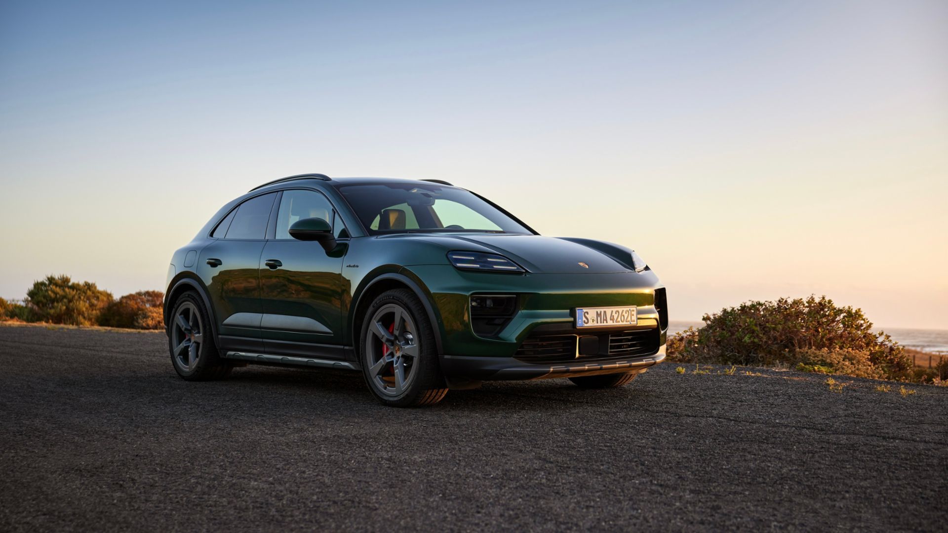 The new Macan 4S is a performance variant positioned between the Macan 4 and the Turbo. 