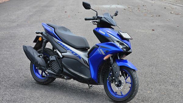 The major addition to the 2024 Yamaha Aerox S is the smart key. It offers a keyless ignition to streamline the startup procedure as the rider no longer needs to insert the key and twist it.