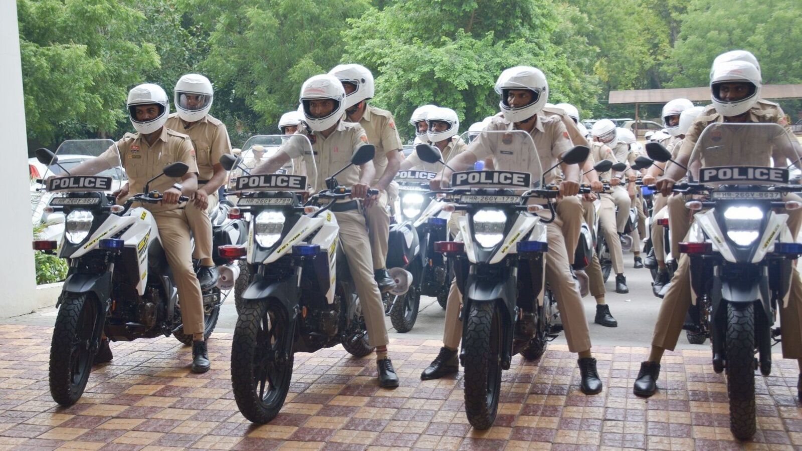 40 कस्टमाइज्ड सुजुकी वी-स्ट्रॉम एसएक्स 250 मोटरसाइकिलें गुड़गांव पुलिस को सौंपी गईं