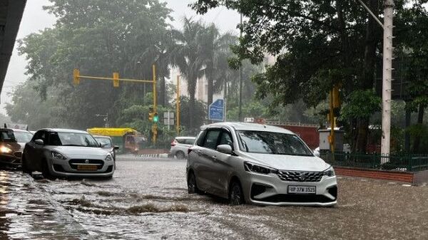 Traffic is also severly affected near Ashram due to water-logging and stalled vehicles. Traffic is also severly affected near Ashram due to water-logging and stalled vehicles.