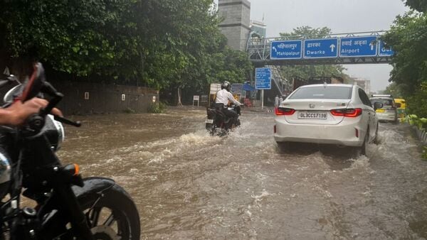 The stretch between Munirka and Vasant Vihar, leading towards the airport, reported waterlogging. Several stalled vehicles added to the chaos. The stretch between Munirka and Vasant Vihar, leading towards the airport, reported waterlogging. Several stalled vehicles added to the chaos.