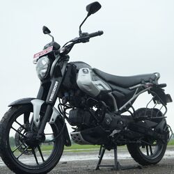 Bajaj Auto has launched the Freedom 125 in the Indian market, which comes as the first-ever CNG motorcycle in the world. With this, Bajaj Auto has entered a segment where petrol and CNG both can be used to propel the powertrain of a motorcycle. This technology was available and used in the Indian passenger vehicle market by Maruti Suzuki, Tata Motors and Hyundai so far, but now penetrated the two-wheeler space as well.