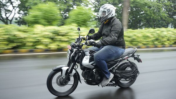 The Bajaj Freedom 125 CNG bike is priced from <span class='webrupee'>₹</span>94,995 (ex-Showroom, Delhi) and gets a 2 kg CNG cylinder with a 2-litre petrol tank 