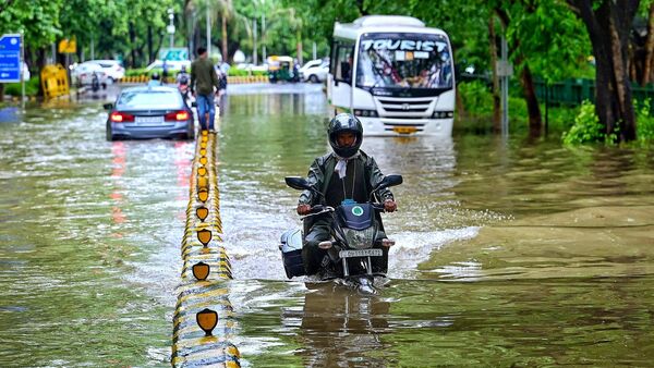 Delhi rains traffic jam