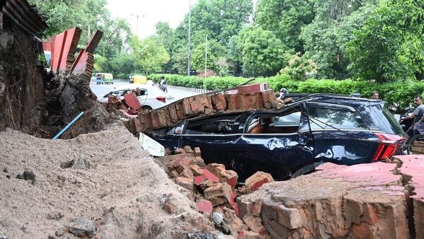 Delhi rains traffic jam 1
