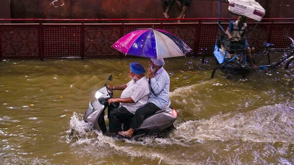 Delhi rains traffic jam 5