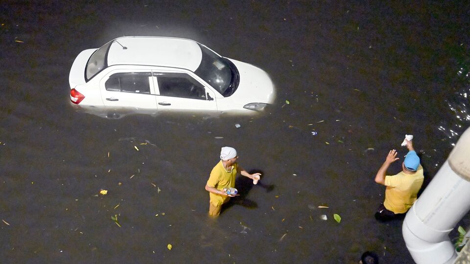 Delhi rains traffic jam