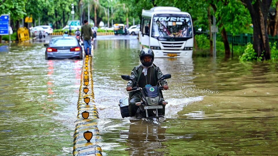 Delhi rains traffic jam