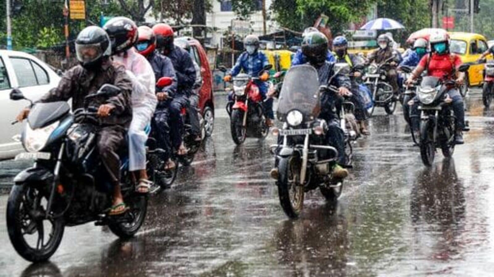 दोपहिया वाहनों की जुलाई बिक्री: बजाज, टीवीएस में वृद्धि, जबकि हीरो, आरई की बिक्री में गिरावट