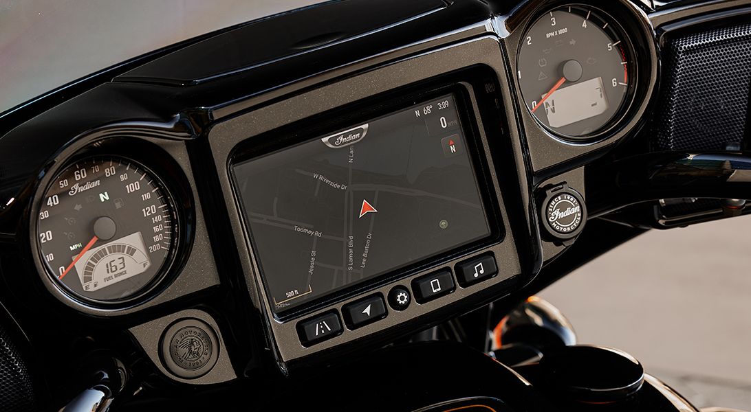 The console of the Indian Roadmaster Elite features a seven-inch digital display that provides GPS navigation, Apple CarPlay, cruise control, and Bluetooth connectivity.