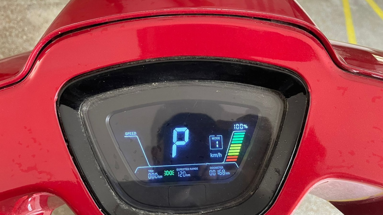 The iVoomi JeetX ZE gets plenty of features starting with the LED instrument cluster with an application that can connect via Bluetooth. 