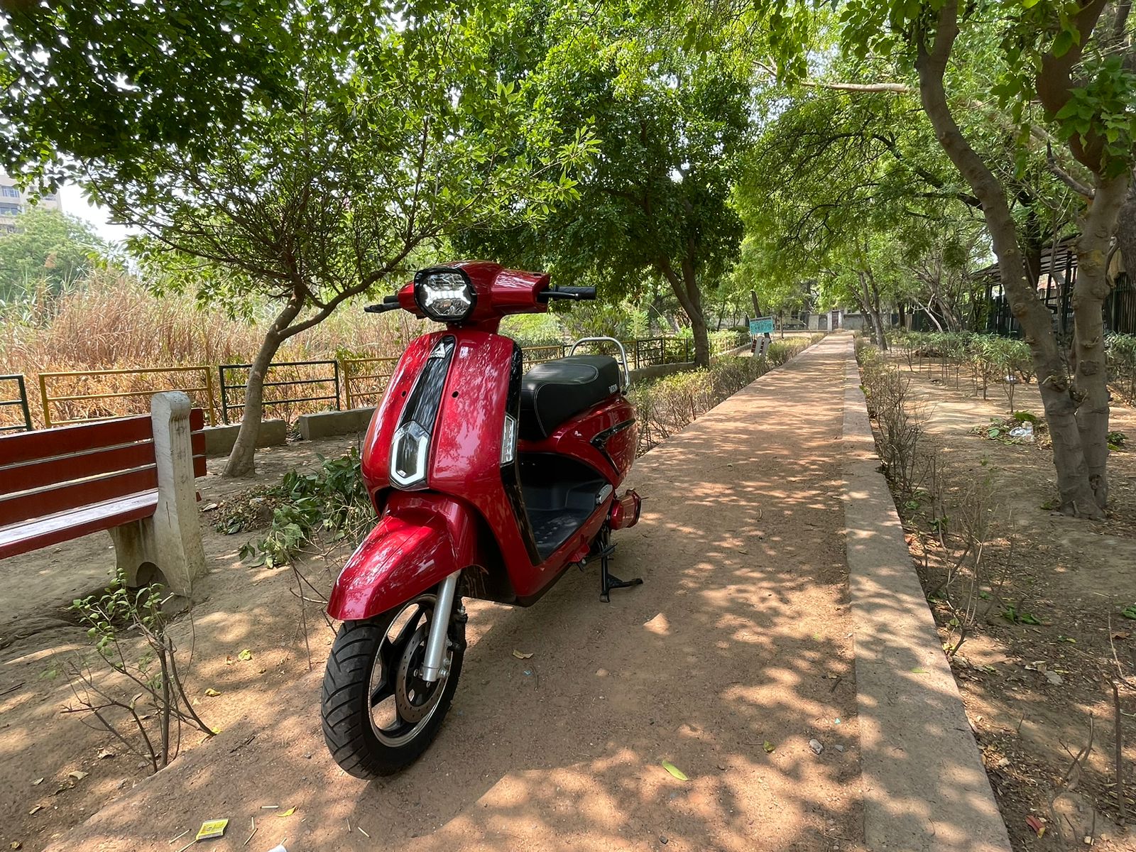 Up front, the e-scooter gets square-ish headlight with X-Shaped DRLs, reminiscent of the Vespa SX while down below it gets a U-shaped DRL.