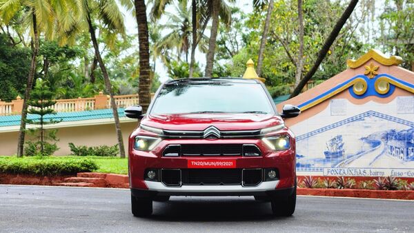 The Citroen Basalt comes with a front profile that has resemblance with the other offerings of the French auto giant in India, including models like the C3 and C3 Aircross.. However, there are distinctive styling elements as well. It gets the signature Citroen radiator grille, flanked by LED projector lamps accompanied by slanted LED daytime running lights. Also, there is a chunky skid plate, portraying the SUV's tough character.