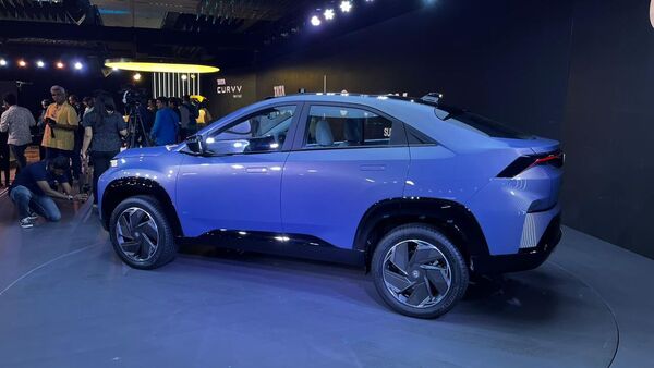 Tata Curvv EV with the 55kWh battery pack comes with an ARAI range of 585 kms, however Tata claims that the real world range of the electric vehicle will be somewhere around 425 kms. Tata Curvv EV with the 55kWh battery pack comes with an ARAI range of 585 kms, however Tata claims that the real world range of the electric vehicle will be somewhere around 425 kms.