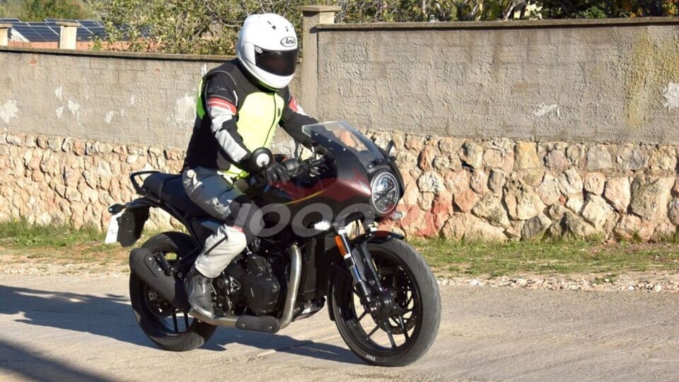 Triumph Thruxton 400 Spy Shot