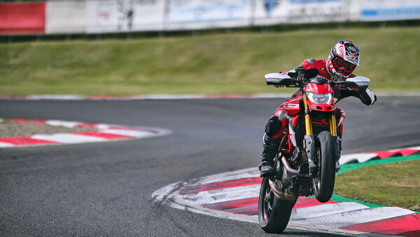 The Hypermotard 950 SP comes with Bosch Cornering ABS EVO integrated with the Slide by Brake function and Ducati Wheelie Control EVO