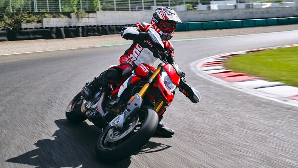 The Ducati Hypermotard 950 SP is built around a steel trellis frame with variable-section tubes connected to the rear subframe.