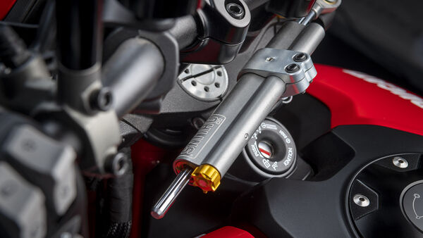 The Ducati Hypermotard 950 SP receives an adjustable steering damper from Öhlins. 