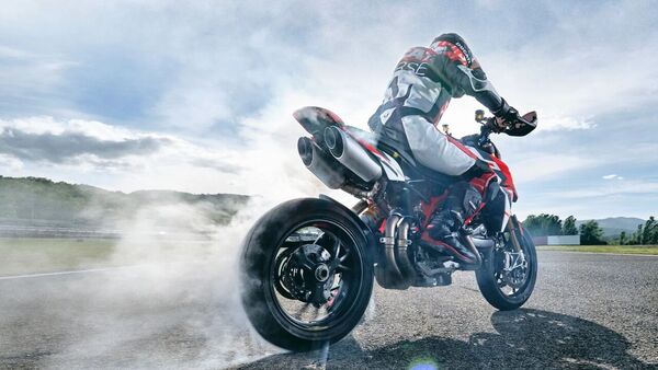 The Ducati Hypermotard 950 SP comes with a double undertail aluminium muffler. 