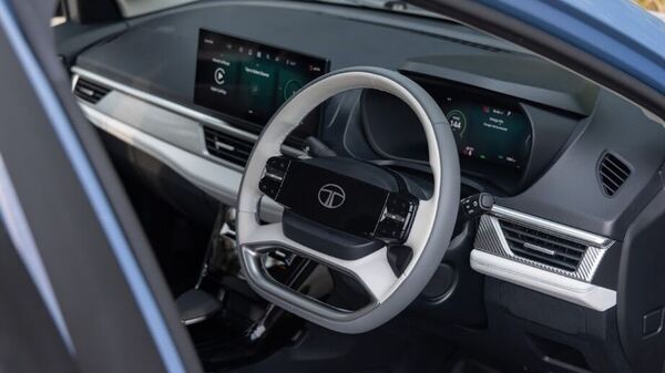 The four-spoke steering wheel, complete with the illuminated Tata logo in the middle, has been carried forward from Harrier. But the dual-colour theme here makes it look quite upmarket.