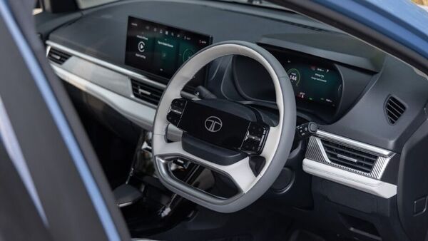 The four-spoke steering wheel, complete with the illuminated Tata logo in the middle, has been carried forward from Harrier. But the dual-colour theme here makes it look quite classy. Behind it is the all-digital driver display which also puts out the navigation feed from Google Maps and Apple Navigation.