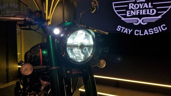 Royal Enfield has added a plethora of new features to the 2024 Classic 350. The motorcycle now comes with LED headlamps featuring the traditional round shape. Additionally, there are LED pilot lamps. The motorcycle manufacturer claims that the LED lighting will ensure better illumination for the rider ensuring safer riding experience, while also enhance the premiumness of the new Classic 350.