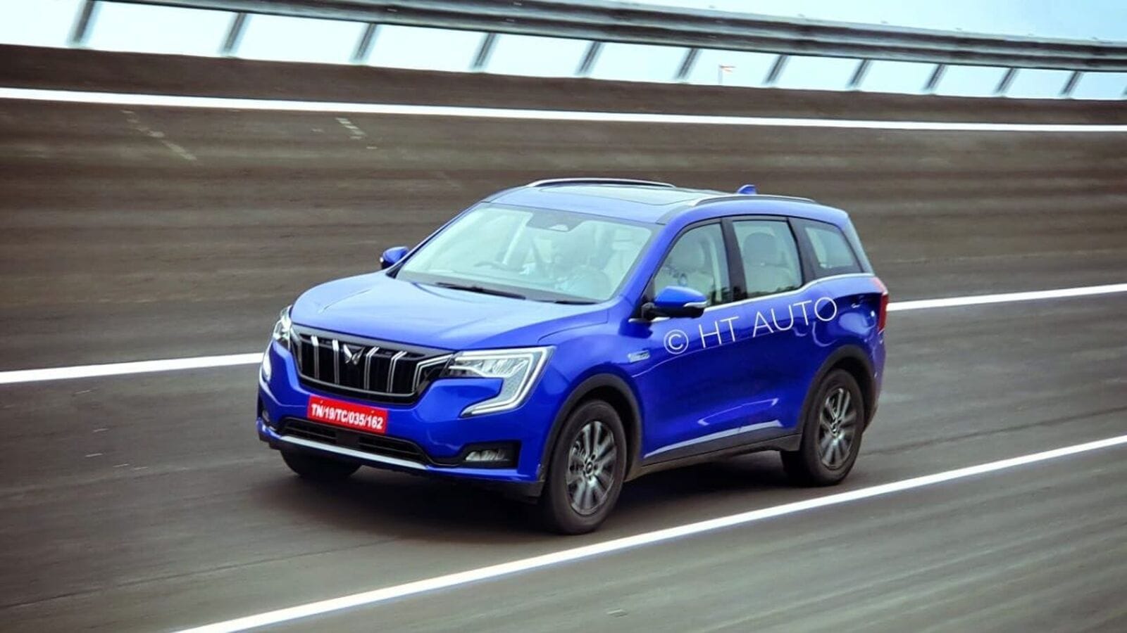 महिंद्रा XUV700 एसयूवी के लो और मिड-स्पेक वेरिएंट 25,000 रुपये तक सस्ते हो गए हैं…