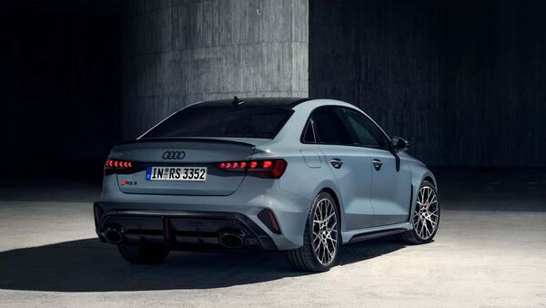 At the rear, the taillights have new graphics while the bumper now hosts two side vertical reflectors, plus a third reflector bisecting the diffuser. Elsewhere, the familiar Kyalami Green and Kemora Grey body colours are joined by the metallic Ascari Blue and Progressive Red. For the first time, Audi offers the RS3 in Daytona Gray with a matte finish. The grille and diffuser mentioned earlier always come in black, be it high-gloss or a more subdued matte look. 