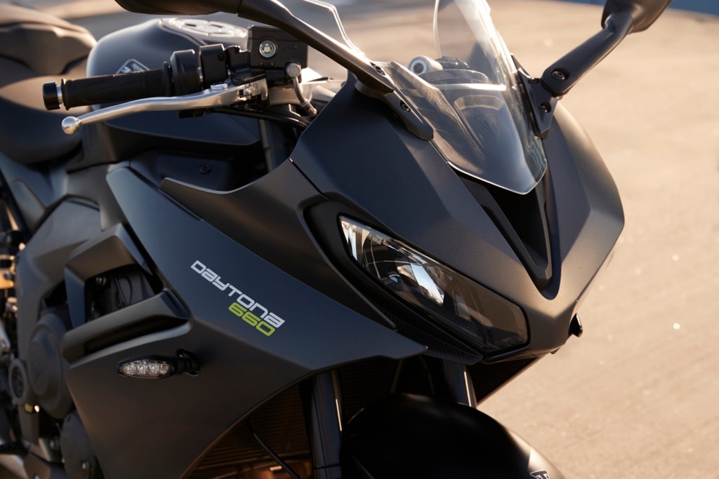 The facia design of the Daytona 660 is a modern rendition of the predecessor, the 675.