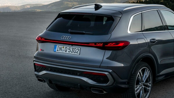 The 2025 Q5 is further fitted with second-generation digital OLED tail lamps that can warn traffic behind of accidents and breakdowns through custom visuals. The two tail lamps are connected seamlessly with a long LED strip and the rear diffuser has been altered for a sportier look. 