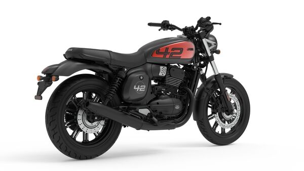 The new Jawa 42 FJ comes with a more aggressive style than the standard 42. The fuel tank comes bearing distinct designs which vary based on the colour option chosen. While the side panels and the fenders have been carried over, the new 42 FJ gets a new seat design and revised ergonomics that require a more dedicated seating position. 