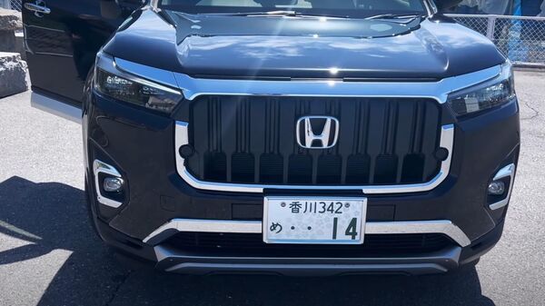 The accessories on the WR-V are different, the front-grille gets an option to have the Honda logo in black, a thicker chrome lining, a chrome moustache on the lower grille and C-shaped chrome fog lamp garnishes. The front grille itself gets bigger air dam openings than the Elevate does.