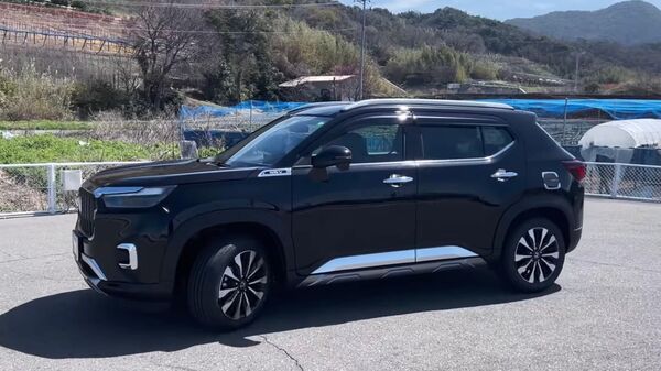 The side cladding of on the car is seen painted in silver, whereas in India this is offered in body-colour. The fuel lid also gets an accessory with the name of the vehicle embossed on it, The side skirt protector also adds a rugged look overall to the C-SUV,