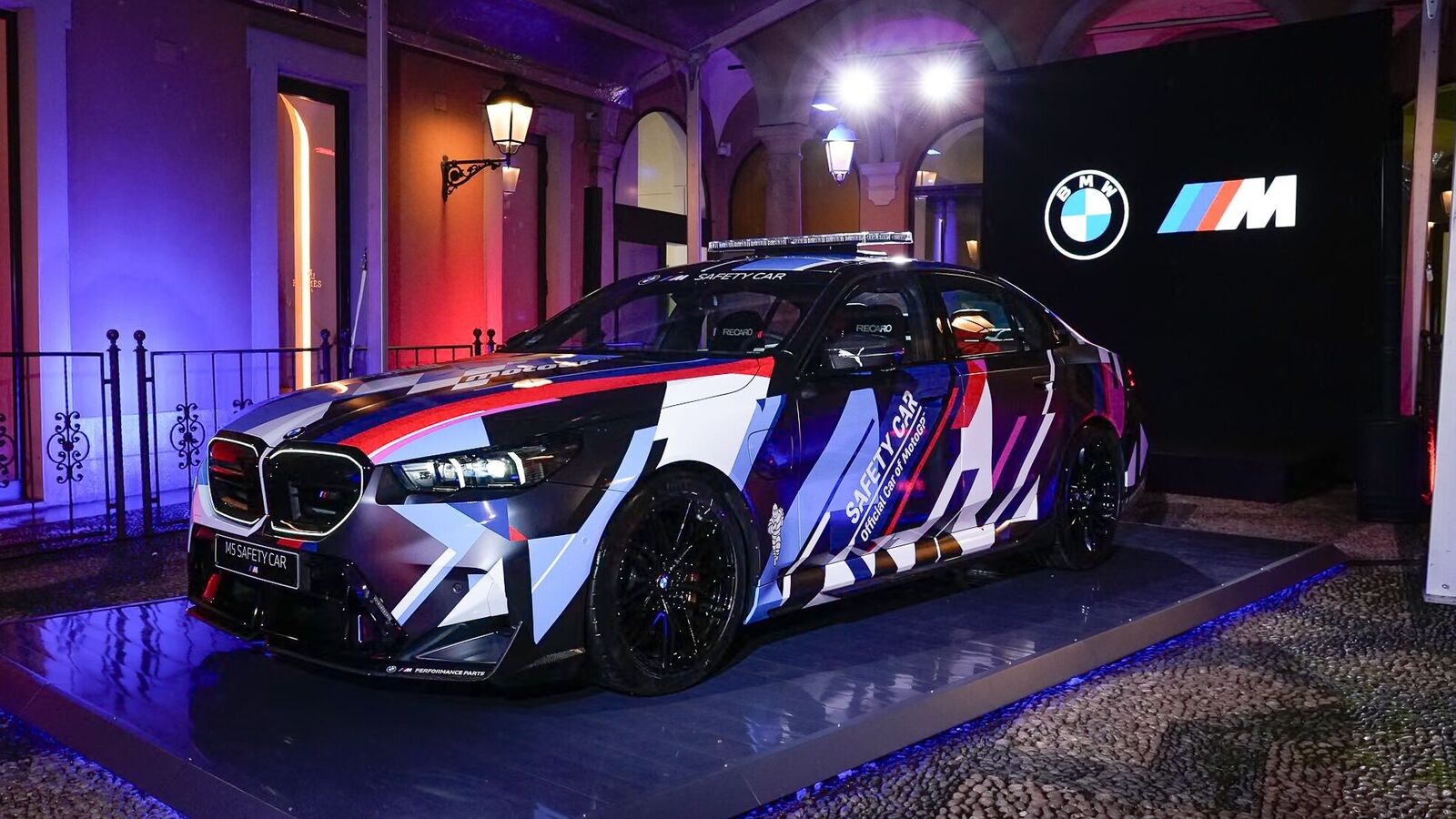 नई BMW M5 MotoGP सेफ्टी कार आ गई है: अपनी आंखों को आनंदित करें