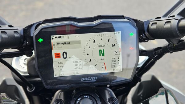 The digital instrument cluster is plenty bright and displays all the vital information. It is configurable and also shifts to a dark theme automatically. The rider can also see the riding mode and the level of electronic aids. 