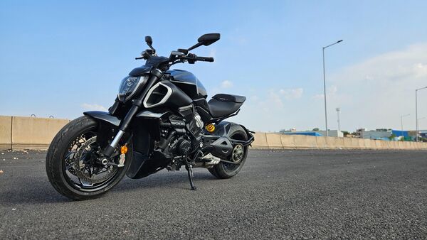 The Diavel V4 is one of the best looking motorcycle that is currently available in the market. It has a sleek and aggressive design that builds upon its predecessors, with razor-sharp lines, LED lighting, and a muscular stance that commands attention.