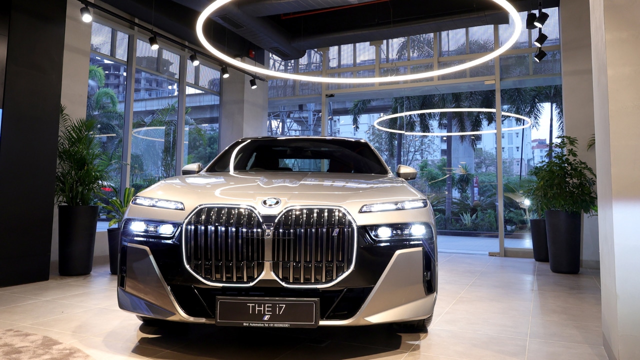 The new BMW Retail.Next dealerships have ‘Personal Service Advisor’ and ‘BMW Geniuses’ are equipped with innovative digital sales tools to provide comprehensive information on product features and services. 