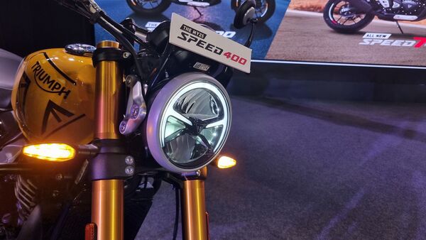 The head of the bike gets LED DRLs and a LED headlamp like before. The headlight unit is flanked by LED turn indicators as well.