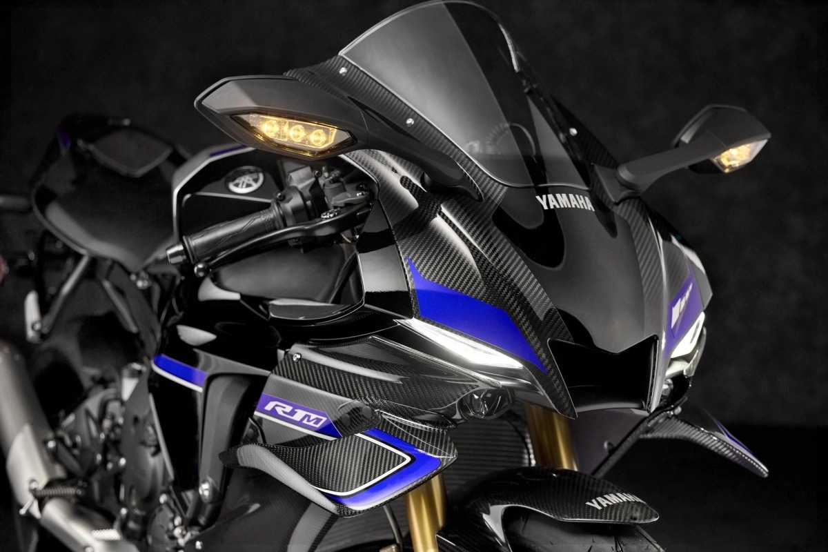 For 2025, Yamaha has added MotoGP-inspired carbon fibre winglets that claim to provide additional downforce and front-end grip through corners. 