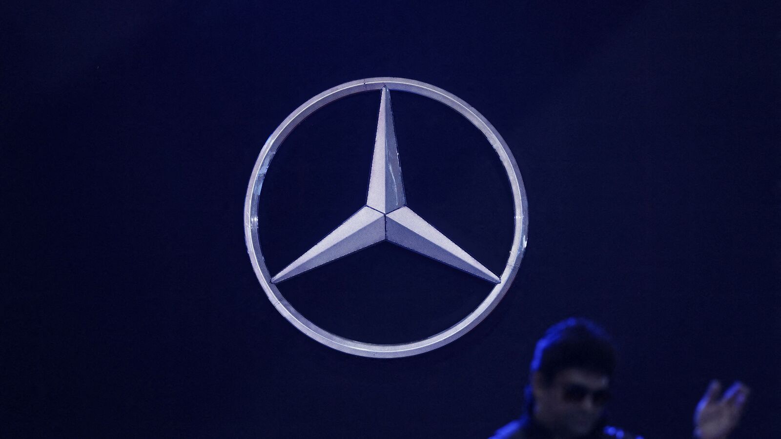 Mercedes-Benz cuts margin outlook on weak Chinese market, shares fall