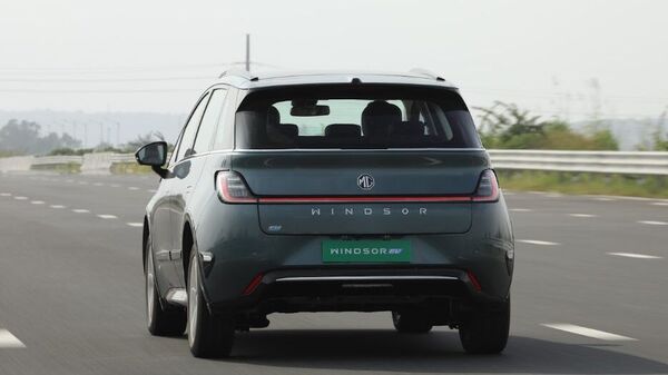 At its core is a 38 kWh battery pack that allows the MG Windsor EV to have a claimed range of around 330 kms. As such, it is significantly more capable of running long distances than the Comet but will not go as far as the ZS EV. At its core is a 38 kWh battery pack that allows the MG Windsor EV to have a claimed range of around 330 kms. As such, it is significantly more capable of running long distances than the Comet but will not go as far as the ZS EV.
