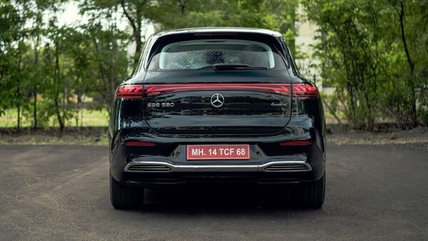 The Mercedes EQS SUV gets a clean rear profile with the tri-star logo, EQS 580 lettering and 4MATIC badge placed neatly here.