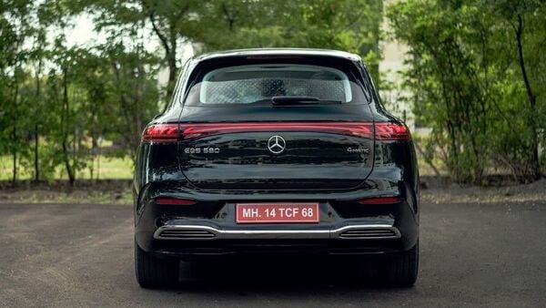 The Mercedes EQS SUV gets a clean rear profile with the tri-star logo, EQS 580 lettering and 4MATIC badge placed neatly here.