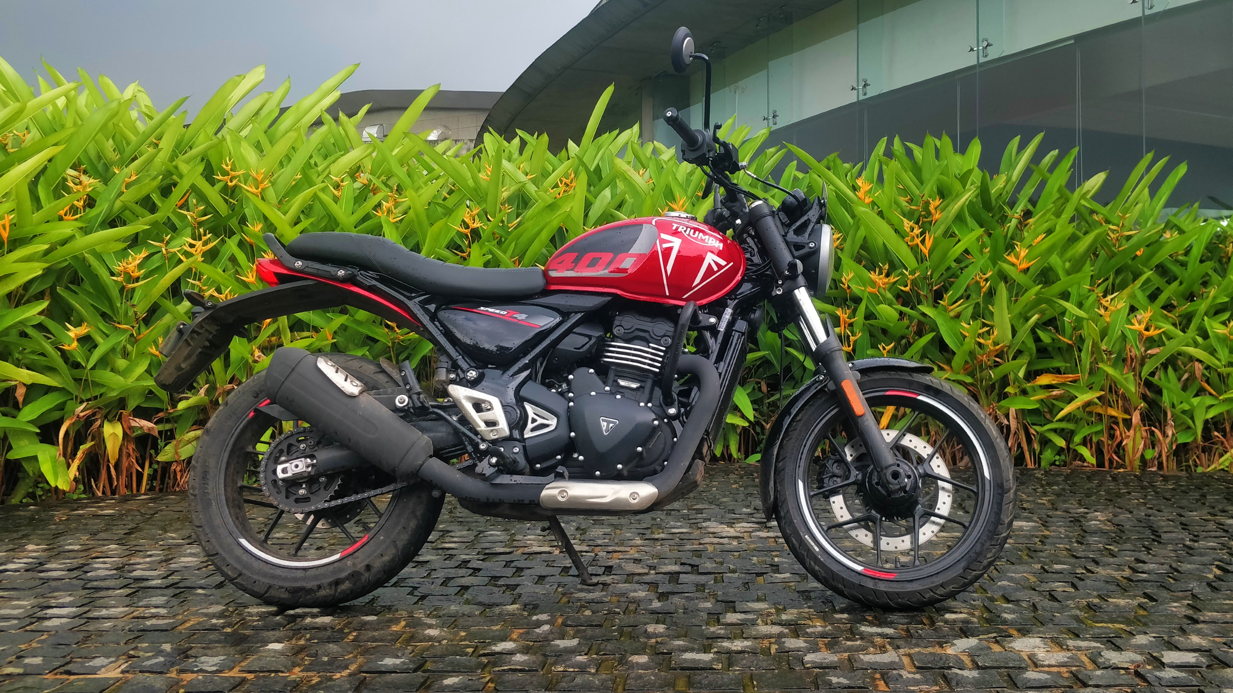The Triumph Speed T4 is ₹23,000 more affordable than the 2025 Speed 400 and gets downgrades on select components to achieve the same 2024 Triumph Speed T4 Review