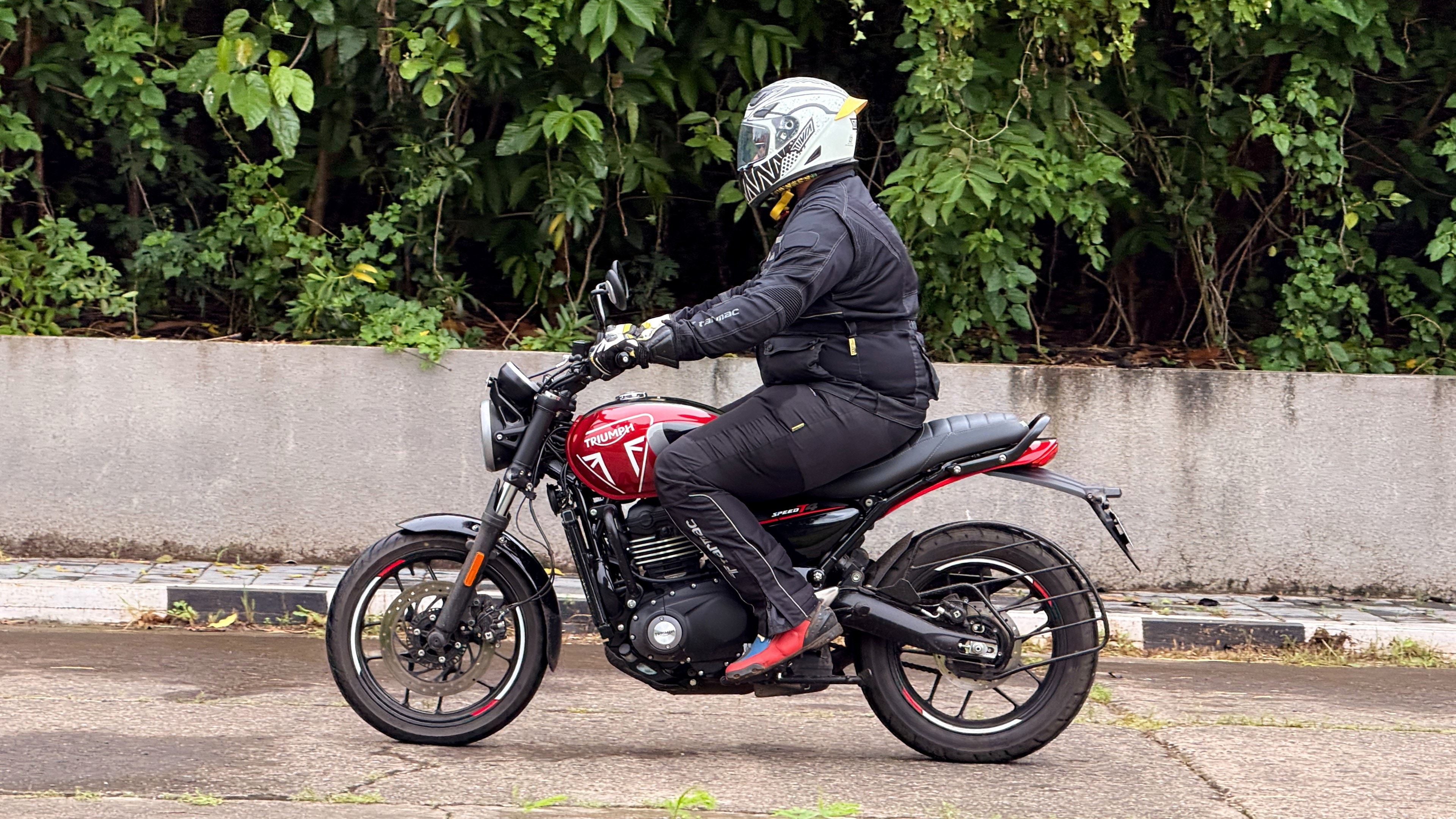 The Speed T4 retains the same chassis and offers great agility. Handling remains responsive albeit a tad slower than the Speed 400 2024 Triumph Speed T4 Review