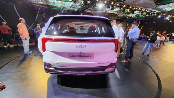 At the rear of the Kia Carnival is an all LED L-shaped tail-lamp which is connected by a light bar. The tailgate is electrically-powered and gets smart opening functionality.