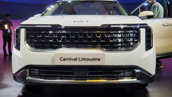 At the front of the vehicle is a ‘Tiger Nose’ grille with a chrome lining along the bottom and sides. Overall, the luxury limo is over 5 metres in length. It is offered in two colour options including a Glacier White Pearl and Fusion Black only.