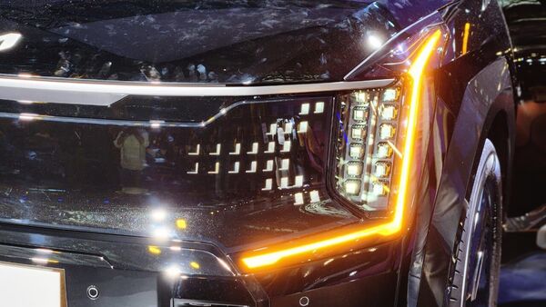 The vehicle gets LEDs all around, the headlamps include Starmap Daytime Running Lights (SDRL) and Intelligent Ice Cube LED Projection Headlamps (ILED) with Dynamic Welcome function. The front also gets a 52-litre frunk storage space.