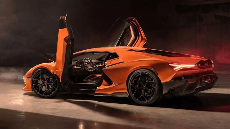 Lamborghini Revuelto Spied